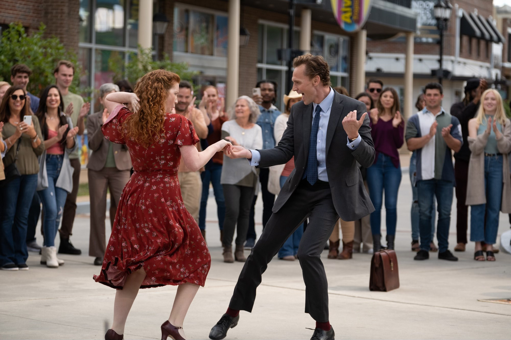 Annalise Basso as Janice Halliday and Tom Hiddleston as Charles “Chuck” Krantz in The Life of Chuck