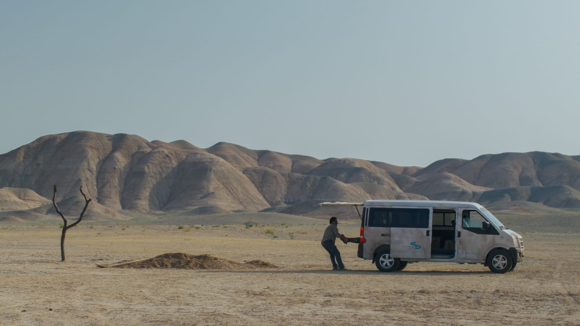 Vahid Mobasseri as Vahid in It Was Just an Accident