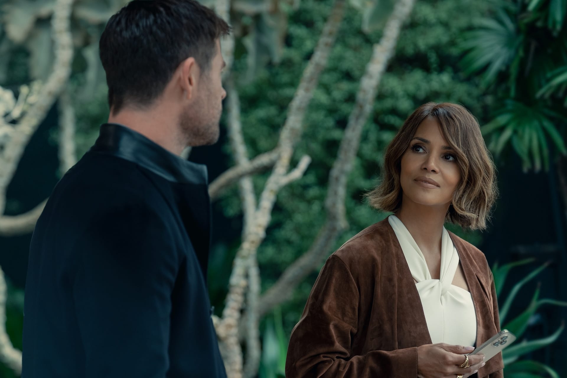 Chris Hemsworth as Davis and Halle Berry as Sharon in Crime 101