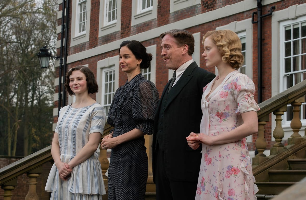 Thomasin McKenzie, Katherine Waterston, Damian Lewis, and Emma Laird in Fackham Hall