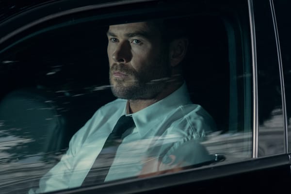 Chris Hemsworth as Davis in Crime 101